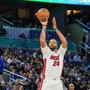 免费直播-主要火力点！鲍威尔16中8贡献22分 三分6中4&amp;首节贡献10分