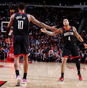 360足球免费直播在线观看免费-球队的进攻如此混乱，结果火箭却让全队唯一一名控卫去蹲底角？