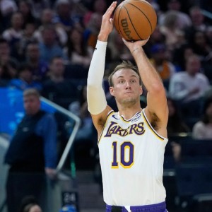 178体育直播电脑-三分命中率联盟第一！肯纳德成湖人最大惊喜 东契奇鼓励他多出手